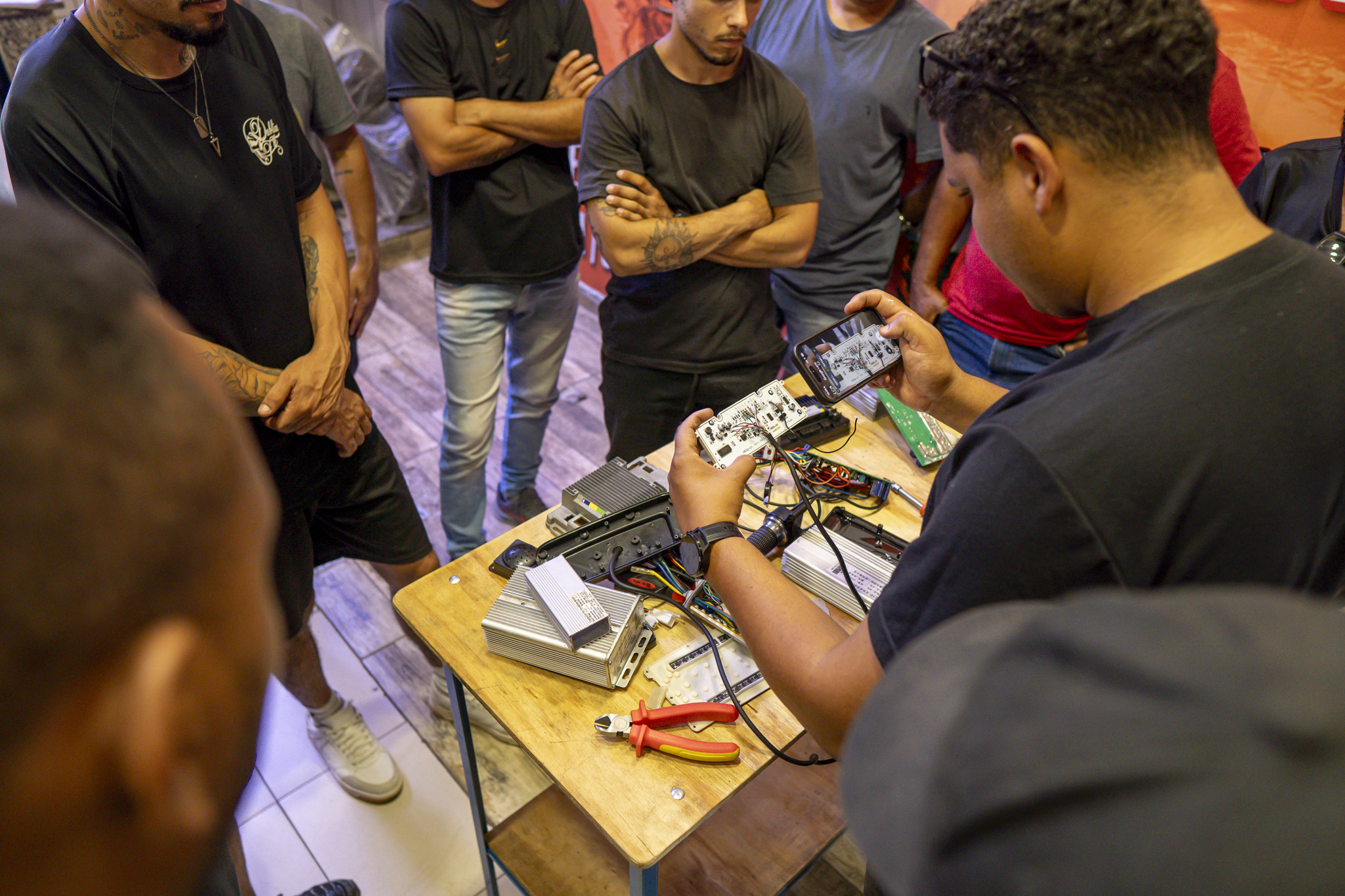 Alunos aprendendo diagnóstico de scooter elétrica